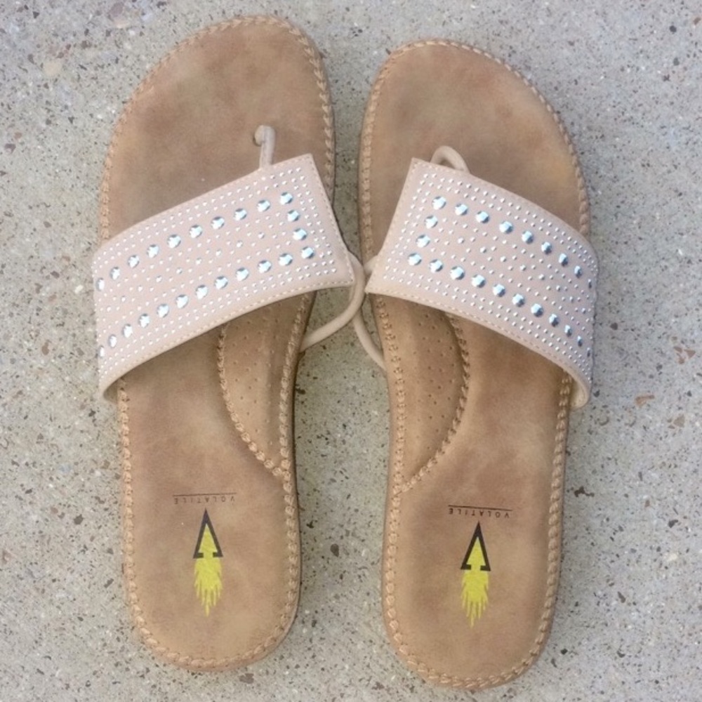 Volatile leather sandals